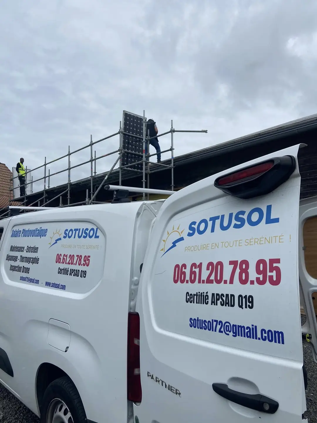 La camionnette Sotusol devant un chantier, un panneau solaire monte sur l'échafaudage