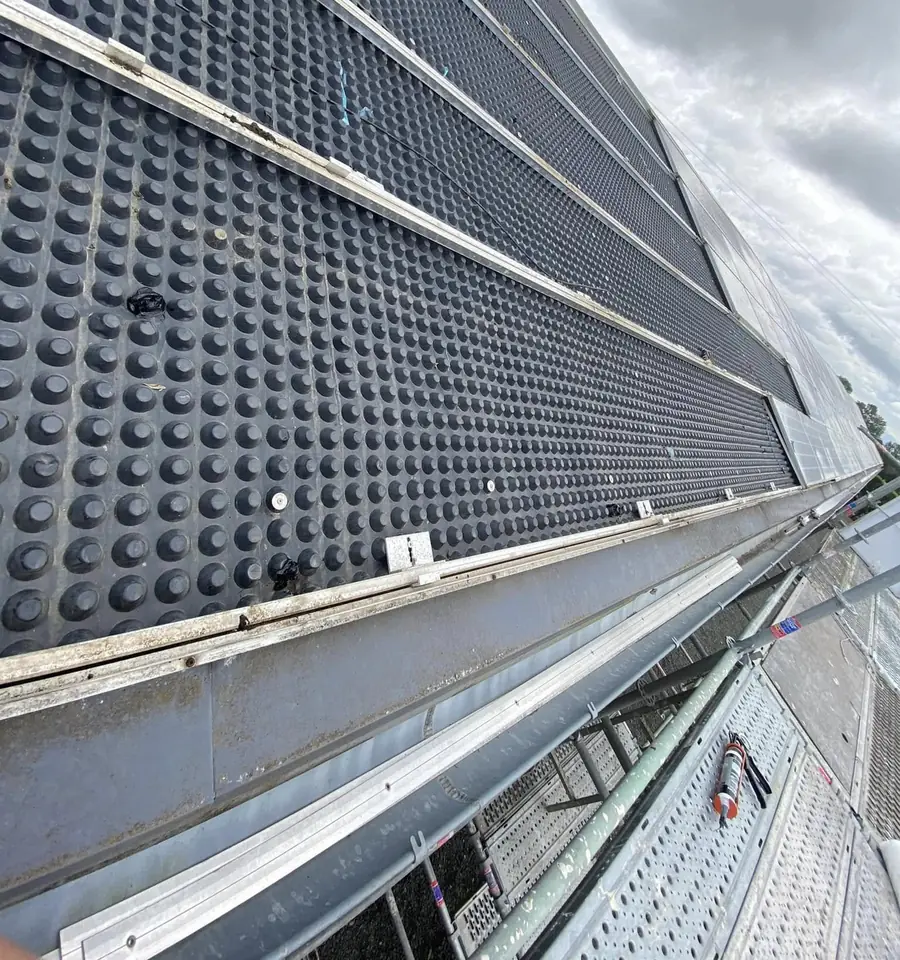 Rangées de panneaux solaires vues de près, en contre-plongée