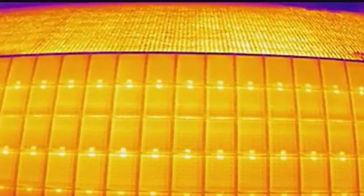 Image thermique d'une toiture de panneaux solaires prise par drone